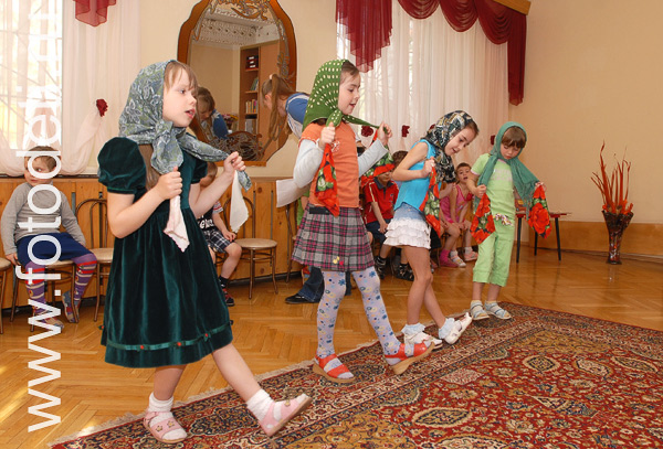 Творческое самовыражение детей. Девчата в платочках танцуют Барыню.