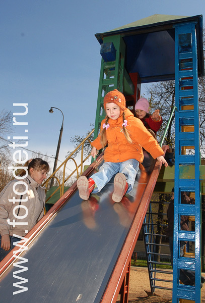 Фото детей в игре: Горки на детской площадке.