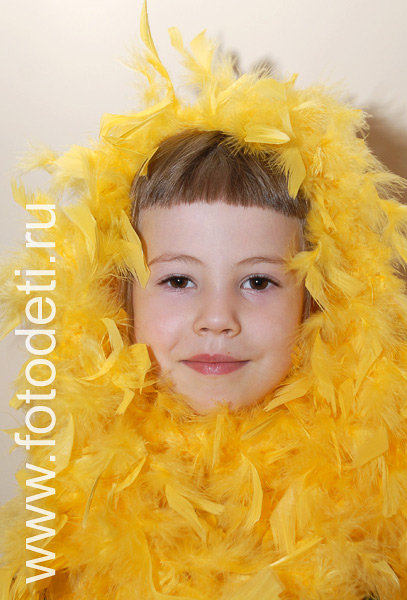 Фотографии детей из архива детского фотографа. желтый цыпленок.
