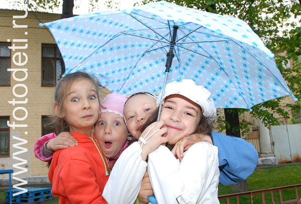 Фотографии детей на авторском сайте детского фотографа. Дети под зонтиком.