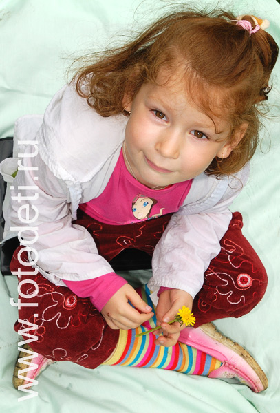 Фото детей в игре: Девочка с цветочком.