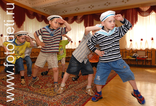 Дети в творческом процессе. Танец моряков.