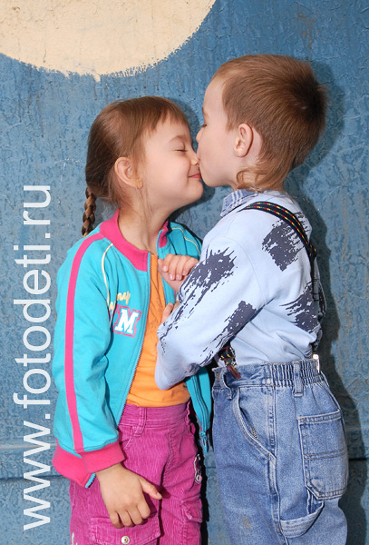 Фотографии детей из архива детского фотографа. Фото детей в детском саду, мальчик целует сестрёнку в носик.