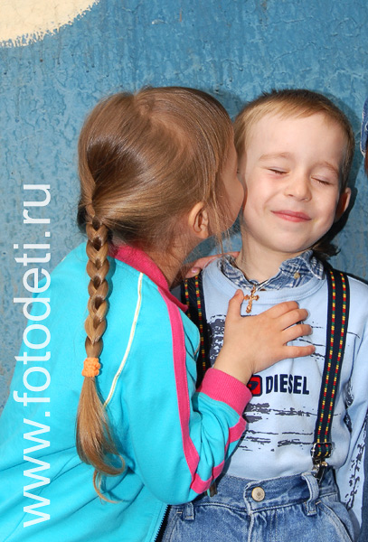 Фотографии детей в галере сайта fotodeti.ru / Фотографии детей, девочка что-то шепчет на ухо мальчику.