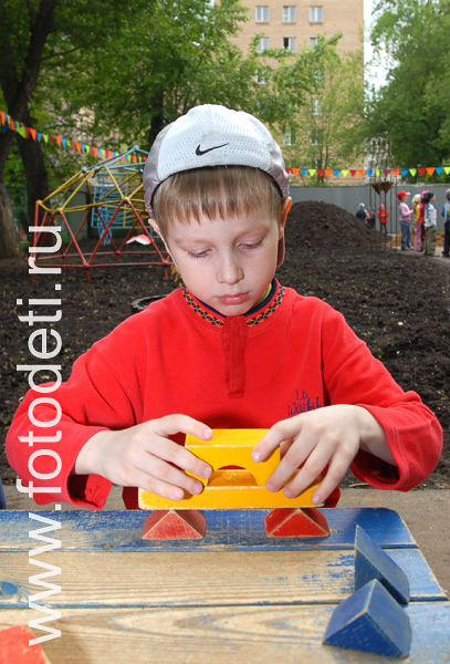 Фото детей в игре: Игра в кубики на свежем воздухе.