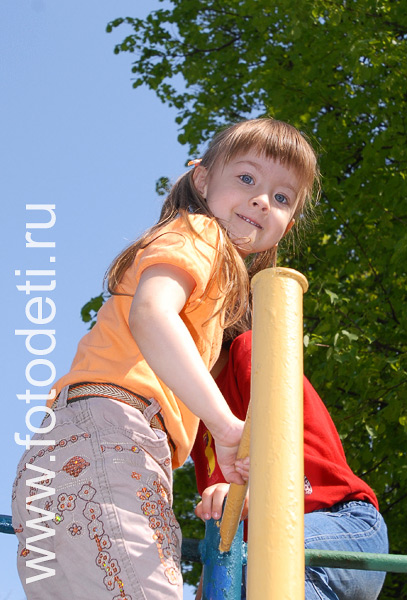 Фото детей в игре: Физкультура на детской площадке.
