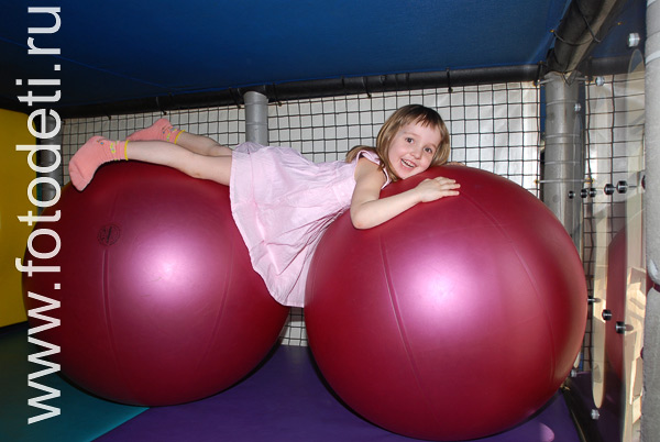 Фотографии детей в авторском фотобанке. Большие надувные мячи.