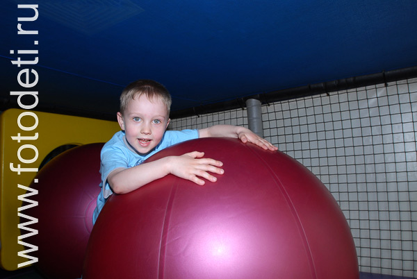 Фото детей в игре: Огромный надувной мяч.