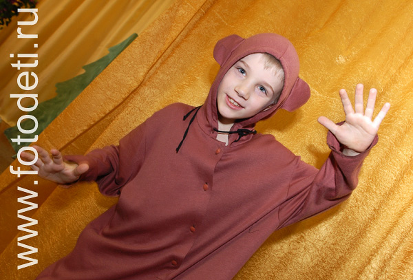 Фотографии детей из архива детского фотографа. Мальчик играет медведя в театральной постановке.
