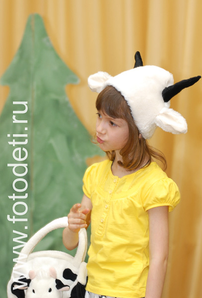 Развитие творческих способностей ребёнка. Девочка в костюме козы с корзинкой.