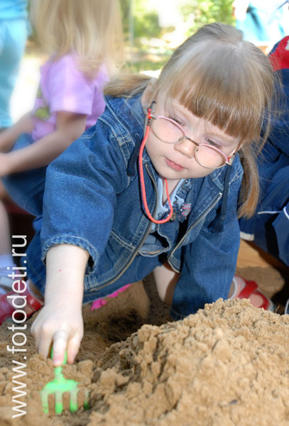 Фотография играющих детей: Игрушки для игры в песочнице.