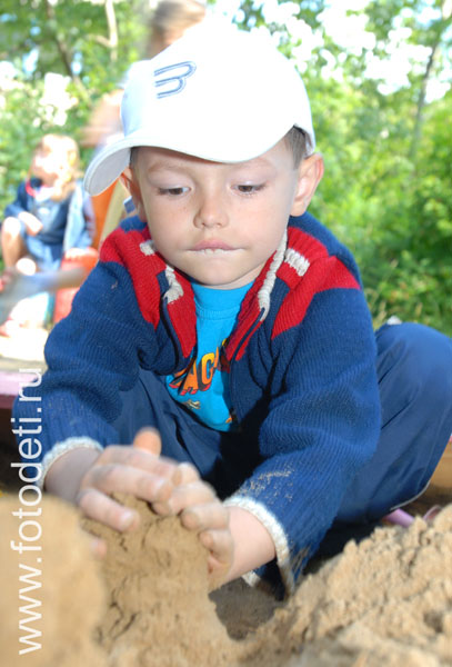 Фотографии детей. Песок строительный.