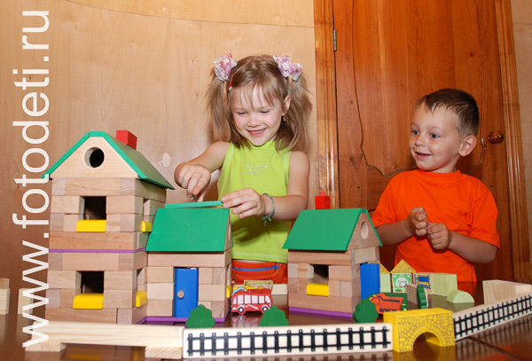 Фотографии детей. Строительство домов из дерева.
