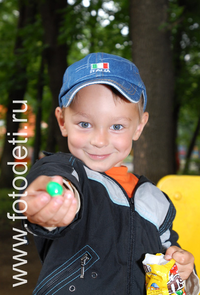 Фотографии детей на авторском сайте детского фотографа. Мальчик протягивает фотографу конфету.