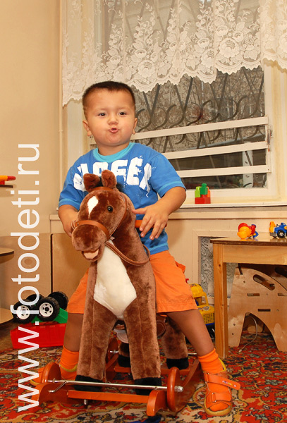 Фото детей в игре: Мягкая игрушка лошадка качалка.