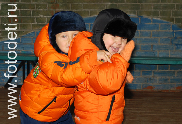 Детская социализация в процессе общения. Два мальчика в оранжевой одежде.