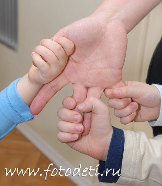 Фотография с детьми: Дети держатся за руку взрослого.