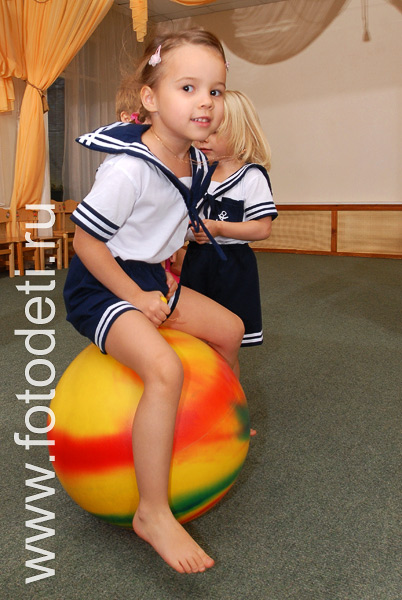 Позитивные фотографии с детьми: Девочка прыгает на шаре с рожками.