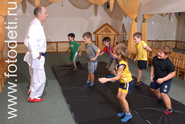 Дети занимаются физкультурой и спортом. Детские спортивные секции Москвы.