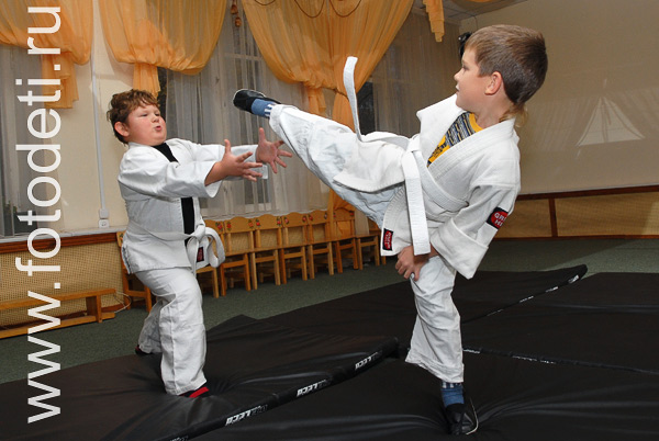 Детская физкультура. Поединок юных спортсменов в кимоно.