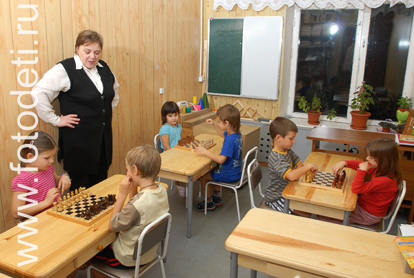Дети занимаются физкультурой и спортом. Педагог по шахматам в Москве.
