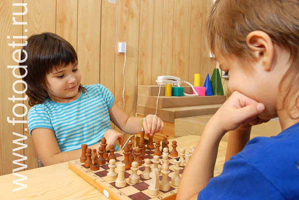 Физическое развитие детей. Дети играют в шахматы.