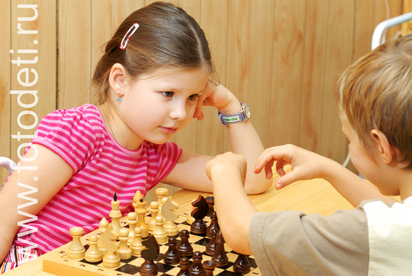 Дети занимаются физкультурой и спортом. Поединок шахматистов.
