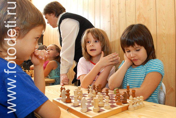 Дети занимаются физкультурой и спортом. Шахматный дебют.