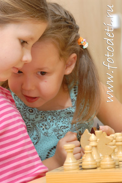 Фотографии детей. Шахматы для маленьких детей.