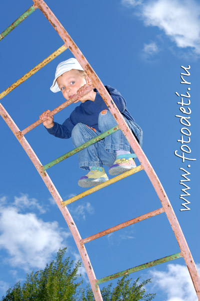 Фото из архива детского фотографа Игоря Губарева. Ребёнок поднимается по лесенке, фото на детской площадке.