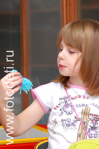 Развитие фантазии у детей. Девочка занимается с нитками.