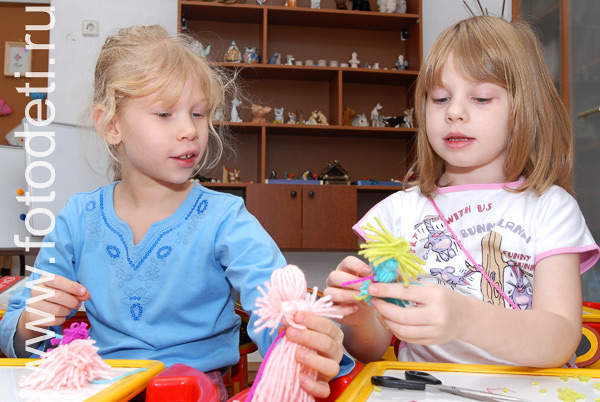 Творческое самовыражение детей. Девочки играют куклами, сделанными своими руками.