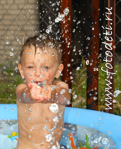 Фото из архива детского фотографа Игоря Губарева. Ребёнок играет с водой, в брызгах воды.