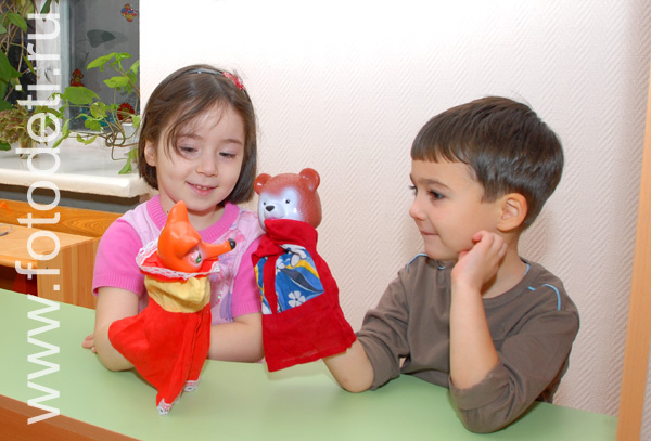 Фото детей в игре: Мальчик с девочкой - актёры детского кукольного татра.