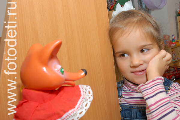 Фотография играющих детей: Куклы-перчатки помогают найти контакт со стеснительными и замкнутыми детьми.