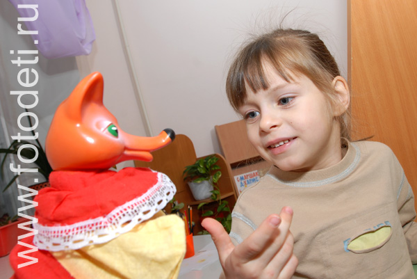 Фото детей в игре: Общение с ребёнком с помощью кукольного сказочного персонажа.