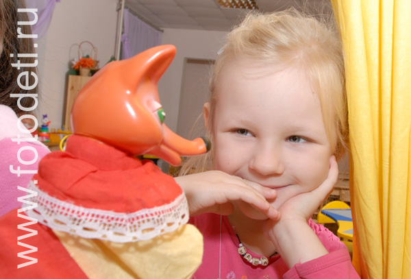 Фото детей в игре: Общение с ребёнком с помощью героя-сказки, ожившего в образе куклы-перчатки.