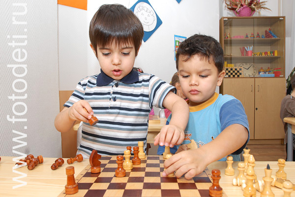 Дети занимаются физкультурой и спортом. Дети расставляют шахматные фигуры.