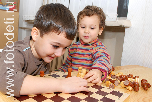 Фотографии здоровых детей. Весёлая игра шахматы.