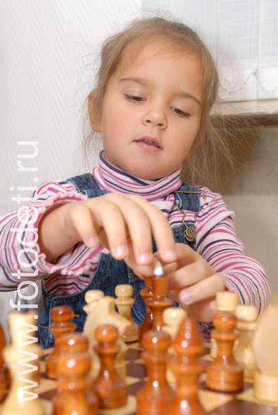 Физическое развитие детей. Деревянные шахматы.