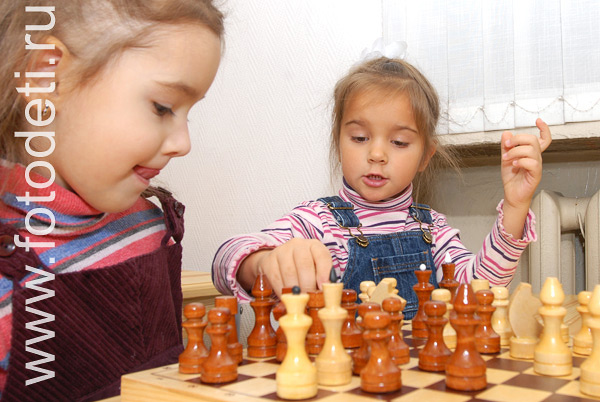 Дети занимаются физкультурой и спортом. Шахматный детский клуб.