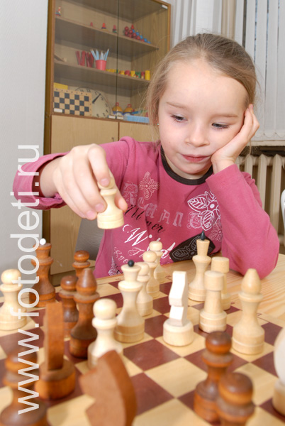 Дети занимаются физкультурой и спортом. Шахматная партия в детском саду.
