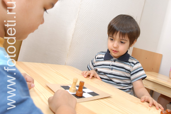 Физическое развитие детей. Малыши учатся играть в шахматы.