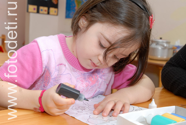 Развитие творческого потенциала ребёнка. Девочка рисует витражными красками.