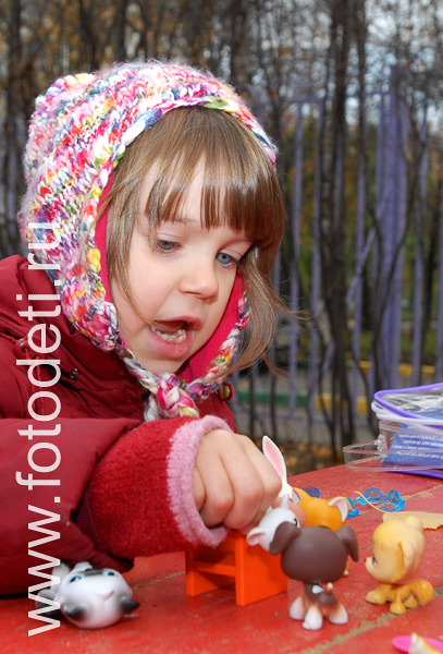 Фото детей в игре: Девочка с игрушками.