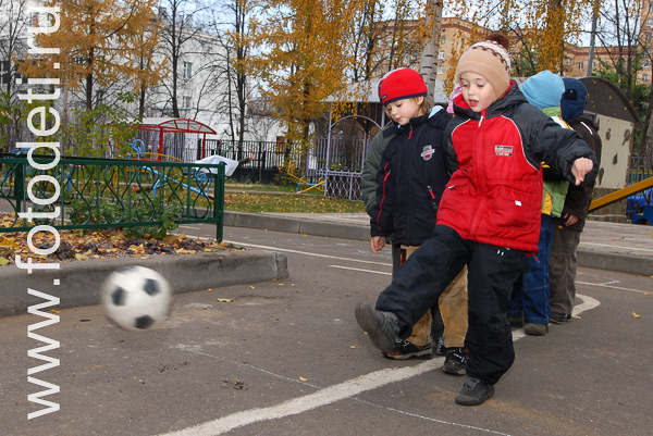 Фото детей в игре: детские секции футбола.