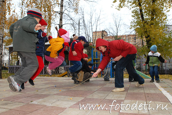 Фото детского фотографа Игоря Губарева. Игра со скакалкой на детской площадке.
