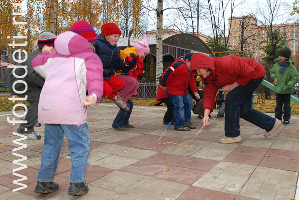 Фотография играющих детей: Игра со скакалкой в детском саду.