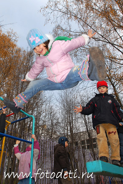 Фото из архива детского фотографа Игоря Губарева. Фотографии детей в прыжках.