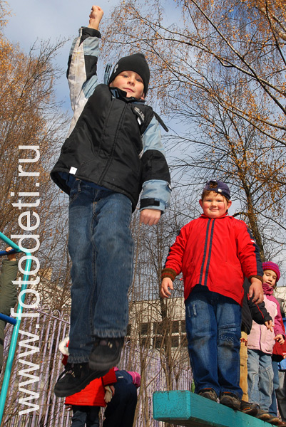 Позитивные фотографии с детьми: Как снимать малышей в прыжках для получения динамичных фотоснимков.